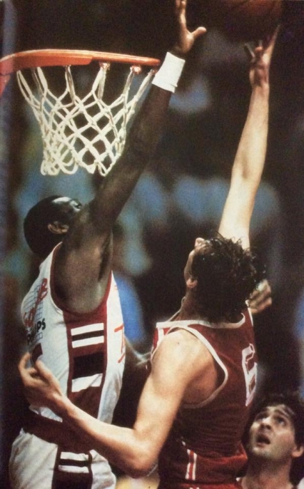 Stoppata di McAdOO su Walter Magnifico della Scavolini Pesaro, sotto gli occhi di Roberto Premier